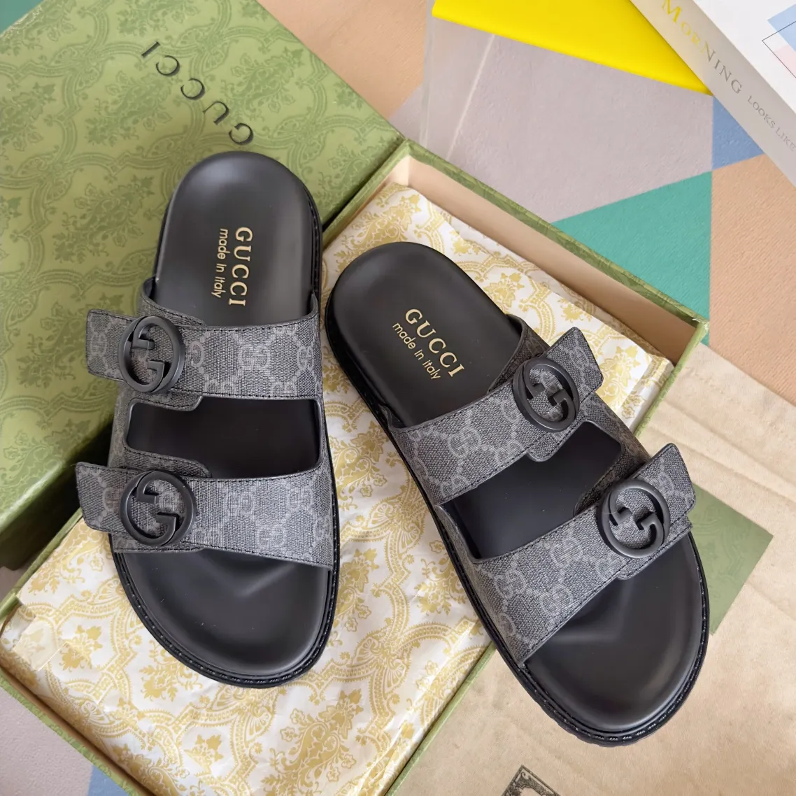 [G Home] Men's Men's Shoes💰: 300💰Size: 38-45 🆕2024Gucci Gucci Summer New Style Double G Presbyopia Flip-flops Cross Sandals Thick Sole Slippers Beach Shoes Original Purchase and Development Production G family's 2024 new summer dark horse items, fashion bloggers at home and abroad have put on the show, and it has become popular on social platforms at home and abroad. Fashionistas must pay for it, and they spend a lot of money to create ingenious craftsmanship and accurately restore every detail. Exquisite packaging at the delivery counter🛍📦 ▪️ Fabric: Original imported double G presbyopic leather ▪️ Lining: Original imported leather ▪️ Sole: Original open molded T men's shoes 💰U outsole ▪️ Bottom thickness: 3CM